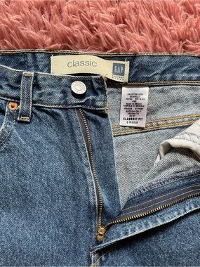 GAP Women's Classic Straight-Leg Jeans in Medium Blue